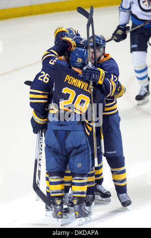 8. November 2011 - Buffalo, New York, USA - Buffalo Sabres Center Derek Roy (9) die Überstunden feiert zu gewinnen die Winnipeg Jets mit Buffalo Sabres rechter Flügel Jason Pominville (29), Buffalo Sabres Verteidiger Marc-André Gragnani (17) und Buffalo Sabres Linksaußen Thomas Vanek (26) am ersten Niagara Center in Buffalo, New York. Buffalo besiegte Winnipeg 6-5 in der Overtime. (Kredit Imag Stockfoto