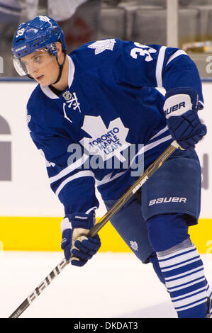 8. November 2011 - Toronto, Ontario, Kanada - Toronto Maple Leafs Matt Frattin (39) während dem Aufwärmen vor dem Spiel nach vorne. Die Florida Panthers spielen die Toronto Maple Leafs auf dem Air Canada Centre. (Kredit-Bild: © Keith Hamilton/Southcreek/ZUMAPRESS.com) Stockfoto