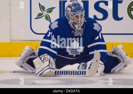 8. November 2011 - Toronto, Ontario, Kanada - Toronto Maple Leafs Torwart Jonas Gustavsson (50) während dem Aufwärmen vor dem Spiel. Die Florida Panthers spielen die Toronto Maple Leafs auf dem Air Canada Centre. (Kredit-Bild: © Keith Hamilton/Southcreek/ZUMAPRESS.com) Stockfoto