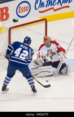 8. November 2011 - Toronto, Ontario, Kanada - Montreal Canadiens Torhüter José Théodore (60) eine sichere gegen die Toronto Maple Leafs macht Fortschritt Tyler Bozak (42) im 1. Zeitraum handeln. Die Florida Panthers führen die Toronto Maple Leafs 1 - 0 nach 1 Periode im Air Canada Centre. (Kredit-Bild: © Keith Hamilton/Southcreek/ZUMAPRESS.com) Stockfoto