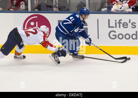 8. November 2011 entzieht - Toronto, Ontario, Kanada - Toronto Maple Leafs vorwärts Nikolai Kulemin (41) in der 2. Periode Aktion Florida Panthers nach vorne Tomas Kopecky (82). Die Florida Panthers führen die Toronto Maple Leafs 3 - 0 nach zwei Perioden im Air Canada Centre. (Kredit-Bild: © Keith Hamilton/Southcreek/ZUMAPRESS.com) Stockfoto