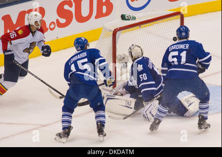 8. November 2011 weiter - Toronto, Ontario, Kanada - Florida Panthers Marco Sturm (16) Partituren in der 2. Periode gegen die Toronto Maple Leafs Torwart Jonas Gustavsson (50). Die Florida Panthers führen die Toronto Maple Leafs 3 - 0 nach zwei Perioden im Air Canada Centre. (Kredit-Bild: © Keith Hamilton/Southcreek/ZUMAPRESS.com) Stockfoto