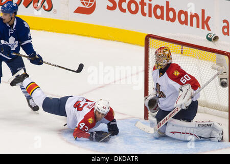8. November 2011 fällt - Toronto, Ontario, Kanada - Florida Panthers Verteidiger Mike Weaver (43) auf dem Eis vor Florida Panthers Torhüter José Théodore (60) in der 2. Periode Aktion. Die Florida Panthers führen die Toronto Maple Leafs 3 - 0 nach zwei Perioden im Air Canada Centre. (Kredit-Bild: © Keith Hamilton/Southcreek/ZUMAPRESS.com) Stockfoto