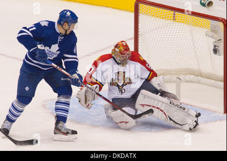 8. November 2011 - Toronto, Ontario, Kanada - Montreal Canadiens Torhüter José Théodore (60) eine sichere gegen die Toronto Maple Leafs macht weiter Nikolai Kulemin (41) in der 2. Periode. Die Florida Panthers führen die Toronto Maple Leafs 3 - 0 nach zwei Perioden im Air Canada Centre. (Kredit-Bild: © Keith Hamilton/Southcreek/ZUMAPRESS.com) Stockfoto