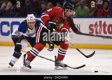 8. November 2011 - Saint Louis, Flügel Missouri, USA - St. Louis Blues links, Alexander Steen (20) und Chicago Blackhawks Verteidiger Nick Leddy (8) in Aktion während eines NHL-Spiels zwischen den Chicago Blackhawks und den St. Louis Blues im Scottrade Center in Saint Louis, Missouri.  Die St. Louis Blues besiegte die Chicago Blackhawks 3-0. (Kredit-Bild: © Scott Kane/Southcreek/ZUMAPRESS.com) Stockfoto
