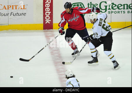 8. November 2011 - Washington Dc, District Of Columbia, Vereinigte Staaten von Amerika - NHL Verizon Center; Washington Capitals linken Flügel Matt Hendricks (26) Dallas Stars racing center Mike Ribeiro (63) für den Puck... Washington Capitals nicht verteidigen ihre perfekte Heimbilanz verlieren 2-5 zu den Dallas Stars. (Kredit-Bild: © Roland Pintilie/Southcreek/ZUMAPRESS.com) Stockfoto