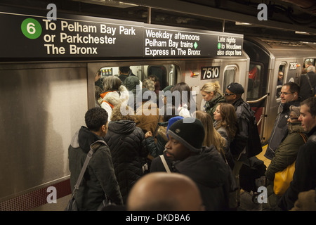 Am Abend Hauptverkehrszeit in New York City Subway an der 42nd Street am Grand Central Station. Stockfoto