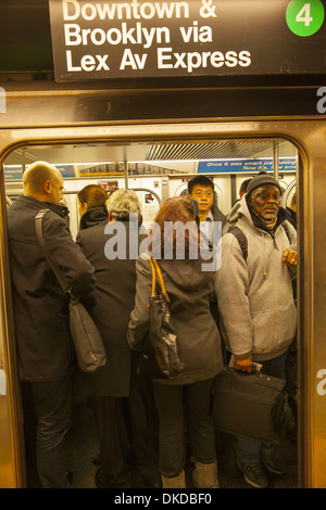 Am Abend Hauptverkehrszeit in New York City Subway an der 42nd Street am Grand Central Station. Stockfoto