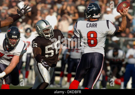 3. Dezember 2006; Oakland, Kalifornien, USA; Die Oakland Raiders DERRICK BURGESS stellt den Druck der Houston Texans DAVID CARR im ersten Quartal ihrer NFL-Contest im McAfee Coliseum gespielt. Die Texaner schlagen die Raiders 23-14. Obligatorische Credit: Foto von Dan Honda/Contra Costa Times / ZUMA Press. (©) Copyright 2006 von Contra Costa Times Stockfoto