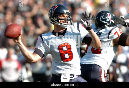 3. Dezember 2006; Oakland, Kalifornien, USA; Houston Texans Quarterback DAVID CARR fällt zurück, gegen die Oakland Raiders im zweiten Quartal des Spiels gespielt im McAfee Coliseum übergeben. Die Texaner schlagen die Raiders 23-14. Obligatorische Credit: Foto von Eddie Ledesma/Contra Costa Times / ZUMA Press. (©) Copyright 2006 von Contra Costa Times Stockfoto