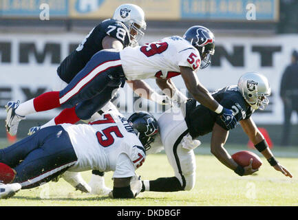 3. Dezember 2006; Oakland, Kalifornien, USA; Plünderer Quarterback AARON BROOKS ist während eines Spiels im McAfee Coliseum von Houstons DEMECO RYANS abgerissen. Die Texaner schlagen die Raiders 23-14. Obligatorische Credit: Foto von Jane Sommerkonzerte/Contra Costa Times / ZUMA Press. (©) Copyright 2006 von Contra Costa Times Stockfoto