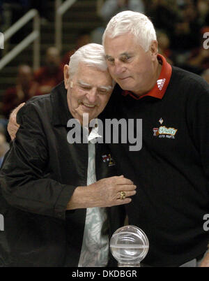 3. Dezember 2006; San Jose, CA, USA; Texas Tech Trainer BOB KNIGHT, Recht, schmiegt sich PETE NEWELL, links, wie Ritter Pete Newell Lifetime Achievement Award vor ihrem Spiel gegen Stanford im HP Pavilion akzeptiert. Ihr Spiel war das erste von zwei Spiele in der 10. jährlichen Pete Newell Challenge. Obligatorische Credit: Foto von Bob Pepping/Contra Costa Times / ZUMA Press. (©) Copyright 2006 von Con Stockfoto