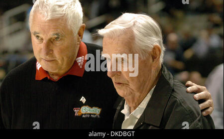 3. Dezember 2006; San Jose, CA, USA; Texas Tech Trainer BOB KNIGHT, Recht, schmiegt sich PETE NEWELL, links, wie Ritter Pete Newell Lifetime Achievement Award vor ihrem Spiel gegen Stanford im HP Pavilion akzeptiert. Ihr Spiel war das erste von zwei Spiele in der 10. jährlichen Pete Newell Challenge. Obligatorische Credit: Foto von Bob Pepping/Contra Costa Times / ZUMA Press. (©) Copyright 2006 von Con Stockfoto