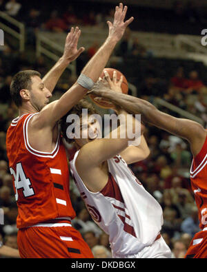 3. Dezember 2006; San Jose, CA, USA; Wie Texas Tech Center ESMIR RIZVIC aus der Spur Dichtungen, packt sein Teamkollege MARTIN ZENO, Recht, auf dem Ball von PETER PROWITT, Mitte des Stanford, Zentrum während ihres Spiels im HP Pavilion durchgeführt. Stanford gewinnt die erste der beiden Spiele in der 10. jährlichen Pete Newell Herausforderung, 70-59. Obligatorische Credit: Foto von Bob Pepping/Contra Costa Times / ZUMA Press. (© Stockfoto