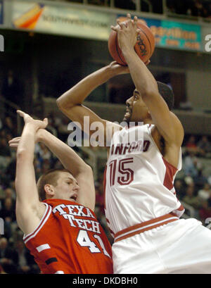 3. Dezember 2006; San Jose, CA, USA; Stanfords LAWRENCE HILL schießt über DAMIR SULJAGIC von Texas Tech während ihres Spiels im HP Pavilion. Stanford gewinnt die erste der beiden Spiele in der 10. jährlichen Pete Newell Herausforderung, 70-59. Obligatorische Credit: Foto von Bob Pepping/Contra Costa Times / ZUMA Press. (©) Copyright 2006 von Contra Costa Times Stockfoto