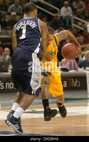 3. Dezember 2006; San Jose, CA, USA; CALs JEROME RANDLE versucht, hinter seinem Rücken zu dribbeln, sondern läuft in LYNDALE BURLESON Nevada während ihres Spiels im HP Pavilion. Nevada gewann die zweite von zwei spielen in der 10. jährlichen Pete Newell Herausforderung, 77-71. Obligatorische Credit: Foto von Bob Pepping/Contra Costa Times / ZUMA Press. (©) Copyright 2006 von Contra Costa Times Stockfoto