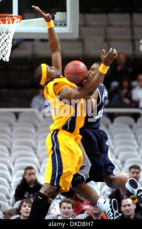 3. Dezember 2006; San Jose, CA, USA; CALs DEVON HARDIN blockiert den Zugriff auf den Reifen, Nevadas RAMON SESSIONS während ihres Spiels im HP Pavilion. Nevada gewann die zweite von zwei spielen in der 10. jährlichen Pete Newell Herausforderung, 77-71. Obligatorische Credit: Foto von Bob Pepping/Contra Costa Times / ZUMA Press. (©) Copyright 2006 von Contra Costa Times Stockfoto