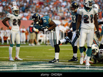 3. Dezember 2006; Miami, FL, USA; Jaguare George Wrighster feiert seine Landung im 2. Quartal in das Spiel am Sonntag zwischen den Miami Dolphins und den Jacksonville Jaguars im Dolphin Stadium in Miami Gardens.  Obligatorische Credit: Foto von Erik M. Lunsford/Palm Beach Post/ZUMA Press. (©) Copyright 2006 von Palm Beach Post Stockfoto