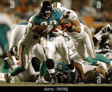 3. Dezember 2006; Miami, FL, USA; Jaguare Maurice Jones-Drew durchbricht die Delfine Verteidigung zu einem Touchdown im 4. Quartal am Sonntag Spiel zwischen den Miami Dolphins und den Jacksonville Jaguars im Dolphin Stadium in Miami Gardens.  Obligatorische Credit: Foto von Erik M. Lunsford/Palm Beach Post/ZUMA Press. (©) Copyright 2006 von Palm Beach Post Stockfoto