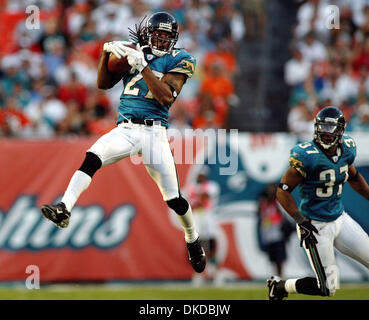 3. Dezember 2006; Miami, FL, USA; Jaguare Rashean Mathis fängt einen Pass von Dolphins Joey Harrington vorgesehen für Chris Chambers an der Miami 40 im 2. Quartal am Sonntag Spiel zwischen den Miami Dolphins und den Jacksonville Jaguars im Dolphin Stadium in Miami Gardens geworfen. Obligatorische Credit: Foto von Erik M. Lunsford/Palm Beach Post/ZUMA Press. (©) Copyright 2006 von Palm Beac Stockfoto