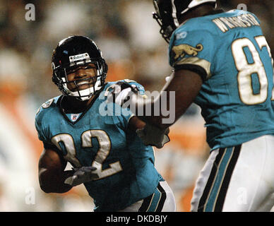 3. Dezember 2006; Miami, FL, USA; Jaguare Maurice Jones-Drew (links) feiert seine Landung im 4. Quartal am Sonntag Spiel zwischen den Miami Dolphins und den Jacksonville Jaguars im Dolphin Stadium in Miami Gardens.  Obligatorische Credit: Foto von Erik M. Lunsford/Palm Beach Post/ZUMA Press. (©) Copyright 2006 von Palm Beach Post Stockfoto
