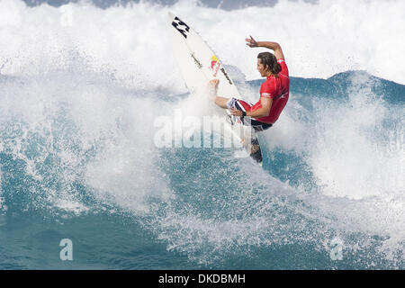 5. Dezember 2006; Sunset Beach, HI, Vereinigte Staaten; Drei Mal ASP Weltmeister und Titelverteidiger Triple Crown of Surfing ANDY IRONS (Kauai, Haw) setzte seine Hoffnungen auf die Aufrechterhaltung der Führung auf der Triple-Crow-Bewertungen mit einem Hitze-Sieg in die Runde der letzten 32. Eisen erweitert, um das Viertelfinale neben zweite platzierte Rookie Jordy Smith (ZAF). Eisen werden Darren OÕRafferty (Aus), Neco Padara Gesicht. Stockfoto