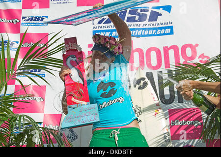 10. Dezember 2006; Maui, Hawaii, USA; Surfen: Billabong Girls Pro 2006. Dezember 8 - 20 2006. ASP World Tour Rookie JESSI MILEY-DYER (Sydney, Australien) ihren ersten World Tour-Sieg durch gewann der Billabong Pro Maui, in Honolua Bay, heute wenn sie Keala Kennelly (Haw) besiegte im Finale gesichert. Dyer verdient US $10.000 und beendete das Jahr am vierten Gesamtrang auf der ASP ratin Stockfoto