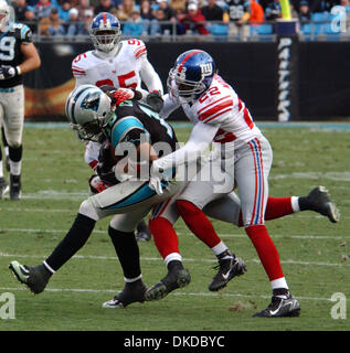 10. Dezember 2006; Charlotte, NC, USA; NFL Football: Carolina Panthers verlieren, die New York Giants 27-13 wie sie bei der Bank of America Stadium in der Innenstadt von Charlotte gespielt.  Obligatorische Credit: Foto von Jason Moore/ZUMA Press. (©) Copyright 2006 von Jason Moore Stockfoto