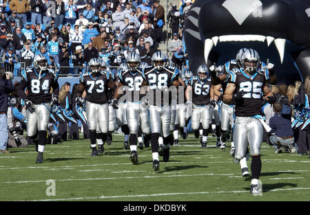 10. Dezember 2006; Charlotte, NC, USA; NFL Football: The Carolina Panthers Football Team nehmen Sie das Feld, wie die Carolina Panthers, die New York Giants 27-13 verlieren, wie sie bei der Bank of America Stadium in der Innenstadt von Charlotte gespielt.  Obligatorische Credit: Foto von Jason Moore/ZUMA Press. (©) Copyright 2006 von Jason Moore Stockfoto