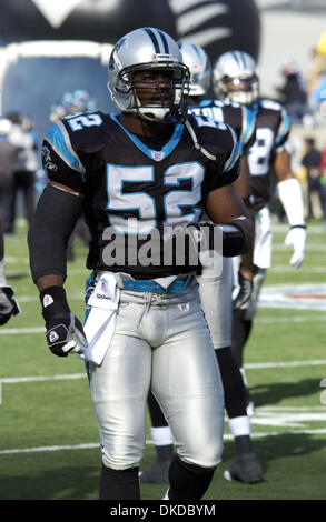 10. Dezember 2006; Charlotte, NC, USA; NFL-Football: Carolina Panthers #52 CHRIS Entwurf als die Carolina Panthers verlieren der New York Giants 27-13, wie sie bei der Bank of America Stadium in der Innenstadt von Charlotte gespielt.  Obligatorische Credit: Foto von Jason Moore/ZUMA Press. (©) Copyright 2006 von Jason Moore Stockfoto