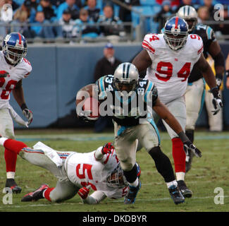 10. Dezember 2006; Charlotte, NC, USA; NFL-Football: Carolina Panthers #34 WILLIAMS DeANGELO wehrt New York Giants, wie die Carolina Panthers, die New York Giants 27-13 verlieren, wie sie bei der Bank of America Stadium in der Innenstadt von Charlotte gespielt. Obligatorische Credit: Foto von Jason Moore/ZUMA Press. (©) Copyright 2006 von Jason Moore Stockfoto