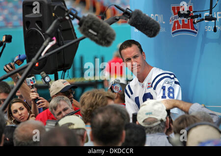 30. Januar 2007 - Miami, FL, USA - Colts quarterback PEYTON MANNING beantwortet Fragen während Medientag am Super Bowl XLI. Stockfoto