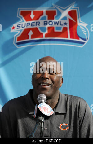 30. Januar 2007 Trainer - Miami, FL, USA - Bären LOVIE SMITH am Super Bowl XLI Medientag. Stockfoto