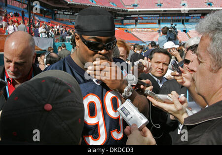 30. Januar 2007 - trägt Miami, FL, USA - defensive Tackle antwortet Tank Johnson Fragen während der Super Bowl XLI Medientag. Stockfoto