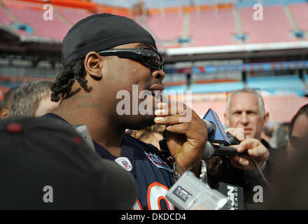 30. Januar 2007 - trägt Miami, FL, USA - defensive Tackle antwortet TANK JOHNSON Fragen während der Super Bowl XLI Medientag. Stockfoto