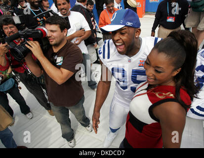 30. Januar 2007 - Miami, FL, USA - Colts #95 DARRELL REID Witze um mit einem Black Entertainment Television-Reporter. Stockfoto