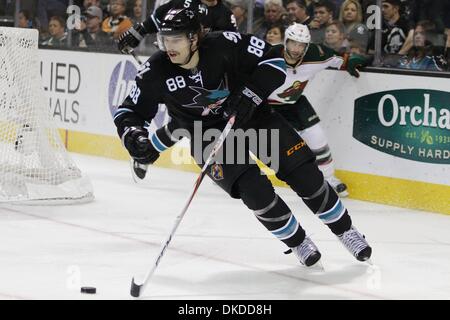10. November 2011 - San Jose, Kalifornien, USA - San Jose Sharks Verteidiger Brent Burns (88) Schlittschuhe mit dem Puck in der NHL Spiel zwischen den San Jose Sharks und die Minnesota Wild.  Die San Jose Sharks gewinnen das Spiel 3: 1. (Kredit-Bild: © Dinno Kovic/Southcreek/ZUMAPRESS.com) Stockfoto
