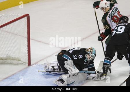 10. November 2011 - lässt San Jose, Kalifornien, USA - San Jose Sharks Torhüter Antti Niemi (31) den Puck zu kaufen für das einzige Tor für die Minnesota Wild. Die San Jose Sharks gewinnen das Spiel 3: 1. (Kredit-Bild: © Dinno Kovic/Southcreek/ZUMAPRESS.com) Stockfoto