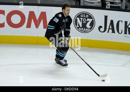 10. November 2011 - San Jose, Kalifornien, USA - San Jose Sharks linken Flügel Ryane Clowe (29) in seiner Aufwärmen Skate vor während der NHL-Spiel zwischen den San Jose Sharks und die Minnesota Wild. (Kredit-Bild: © Dinno Kovic/Southcreek/ZUMAPRESS.com) Stockfoto