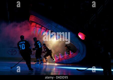 10. November 2011 - hervorgehen San Jose, Kalifornien, USA - die San Jose Sharks aus der Haie Kopf vor dem NHL-Spiel zwischen den San Jose Sharks und die Minnesota Wild.  Die San Jose Sharks gewinnen das Spiel 3: 1. (Kredit-Bild: © Dinno Kovic/Southcreek/ZUMAPRESS.com) Stockfoto
