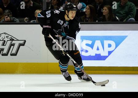 10. November 2011 - San Jose, Kalifornien, USA - San Jose Sharks center Andrew Desjardins (69) Schlittschuhe mit dem Puck während der NHL-Spiel zwischen den San Jose Sharks und die Minnesota Wild. Die San Jose Sharks gewinnen das Spiel 3: 1. (Kredit-Bild: © Dinno Kovic/Southcreek/ZUMAPRESS.com) Stockfoto