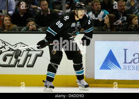 10. November 2011 - wartet den Puck in das NHL-Spiel zwischen den San Jose Sharks und die Minnesota Wild, San Jose, Kalifornien, USA - San Jose Sharks Verteidiger Brent Burns (88).  Die San Jose Sharks gewinnen das Spiel 3: 1. (Kredit-Bild: © Dinno Kovic/Southcreek/ZUMAPRESS.com) Stockfoto