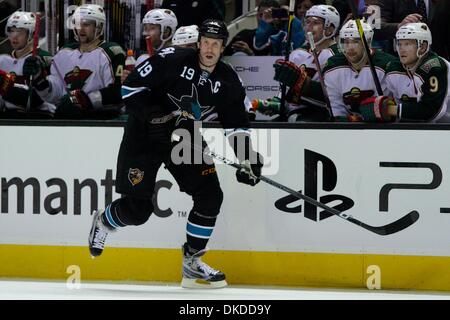 10. November 2011 - San Jose, Kalifornien, USA - San Jose Sharks center Joe Thornton (19) Schlittschuhe auf dem Spielfeld während der NHL-Spiel zwischen den San Jose Sharks und die Minnesota Wild.  Die San Jose Sharks gewinnen das Spiel 3: 1. (Kredit-Bild: © Dinno Kovic/Southcreek/ZUMAPRESS.com) Stockfoto
