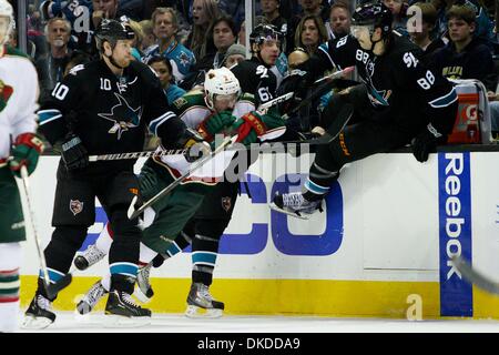 10. November 2011 - San Jose, Kalifornien, USA - Action vor der San Jose Sharks-Bank während der NHL-Spiel zwischen den San Jose Sharks und die Minnesota Wild.  Die San Jose Sharks gewinnen das Spiel 3: 1. (Kredit-Bild: © Dinno Kovic/Southcreek/ZUMAPRESS.com) Stockfoto