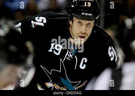 10. November 2011 - San Jose, Kalifornien, USA - San Jose Sharks center Joe Thornton (19) vor das Gesicht ab, während das NHL-Spiel zwischen den San Jose Sharks und die Minnesota Wild.  Die San Jose Sharks gewinnen das Spiel 3: 1. (Kredit-Bild: © Dinno Kovic/Southcreek/ZUMAPRESS.com) Stockfoto