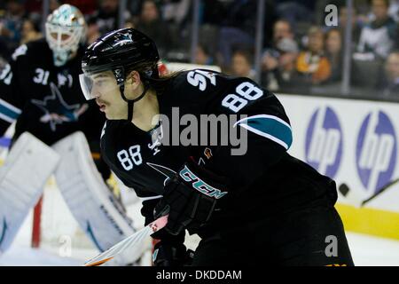 10. November 2011 - San Jose, Kalifornien, USA - San Jose Sharks Verteidiger Brent Burns (88) Schlittschuhe mit dem Puck in der NHL Spiel zwischen den San Jose Sharks und die Minnesota Wild.  Die San Jose Sharks gewinnen das Spiel 3: 1. (Kredit-Bild: © Dinno Kovic/Southcreek/ZUMAPRESS.com) Stockfoto