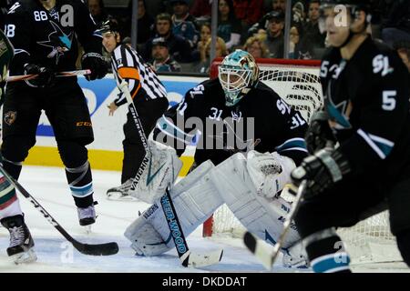 10. November 2011 - San Jose, Kalifornien, USA - San Jose Sharks Torhüter Antti Niemi (31) sucht den Puck während der NHL-Spiel zwischen den San Jose Sharks und die Minnesota Wild. Die San Jose Sharks gewinnen das Spiel 3: 1. (Kredit-Bild: © Dinno Kovic/Southcreek/ZUMAPRESS.com) Stockfoto
