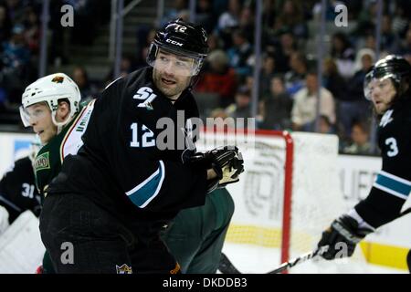 10. November 2011 - San Jose, Kalifornien, USA - San Jose Sharks linken Flügel Patrick Marleau (12) während der NHL-Spiel zwischen den San Jose Sharks und die Minnesota Wild.  Die San Jose Sharks gewinnen das Spiel 3: 1. (Kredit-Bild: © Dinno Kovic/Southcreek/ZUMAPRESS.com) Stockfoto