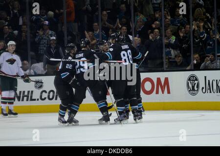 10. November 2011 - feiern San Jose, Kalifornien, USA - die San Jose Sharks nach ein Tor in der NHL-Spiel zwischen den San Jose Sharks und die Minnesota Wild.  Die San Jose Sharks gewinnen das Spiel 3: 1. (Kredit-Bild: © Dinno Kovic/Southcreek/ZUMAPRESS.com) Stockfoto
