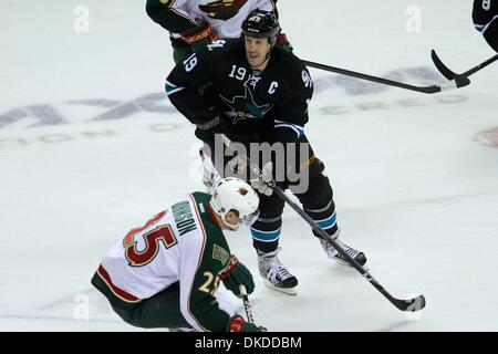 10. November 2011 - San Jose, Kalifornien, USA - San Jose Sharks center Joe Thornton (19) Schlittschuhe mit dem Puck während der NHL-Spiel zwischen den San Jose Sharks und die Minnesota Wild.  Die San Jose Sharks gewinnen das Spiel 3: 1. (Kredit-Bild: © Dinno Kovic/Southcreek/ZUMAPRESS.com) Stockfoto
